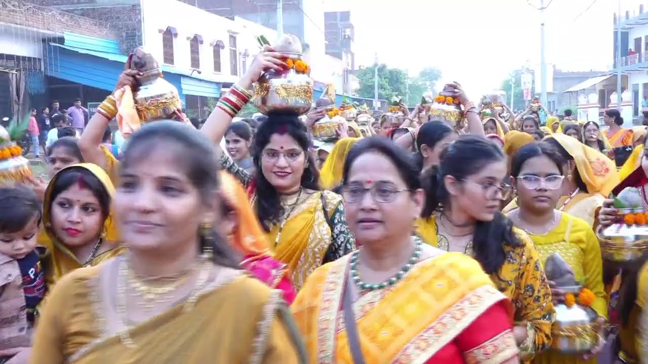 कलश यात्रा ||  श्री कृपाशंकर जी महाराज श्री (चित्रकूट धाम) श्री भगवान महल अयाना रोड मुरादगंज, औरैया,