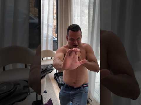Tirullipa mostrando o golpe especial do Marcelinho Johnson