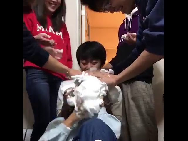 顔面パイ投げ