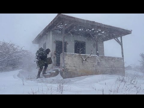 Surviving a Deadly Blizzard in an Abandoned Cabin | Bushcraft Shelter Build