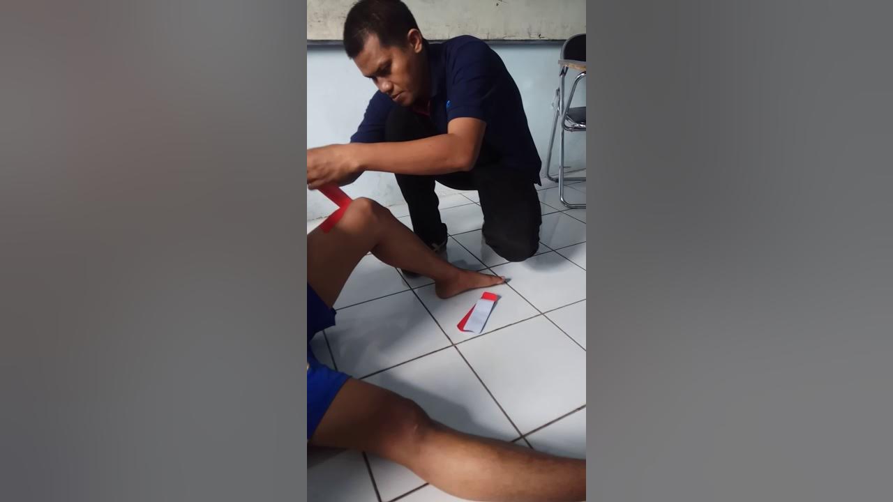 Cara pemasangan tape kinesio pada bagian lutut - YouTube
