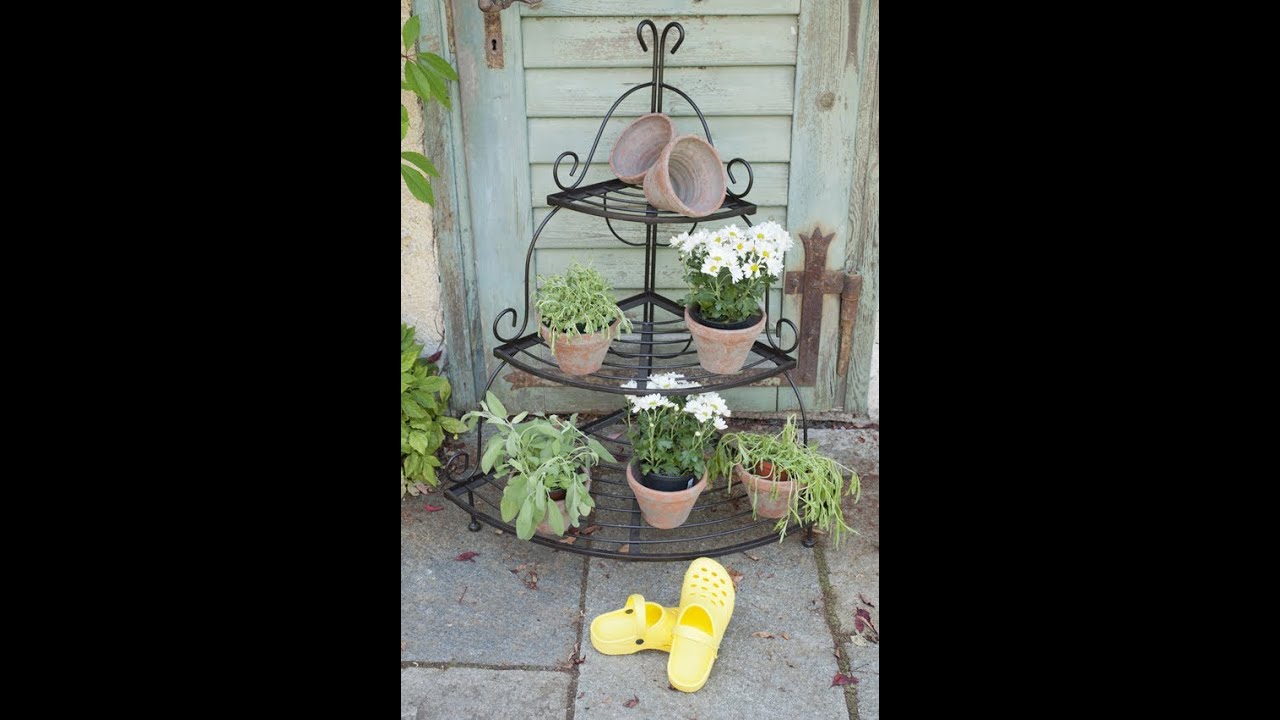 Garten gestalten im mediterranen Landhausstil -Blumenbank ...