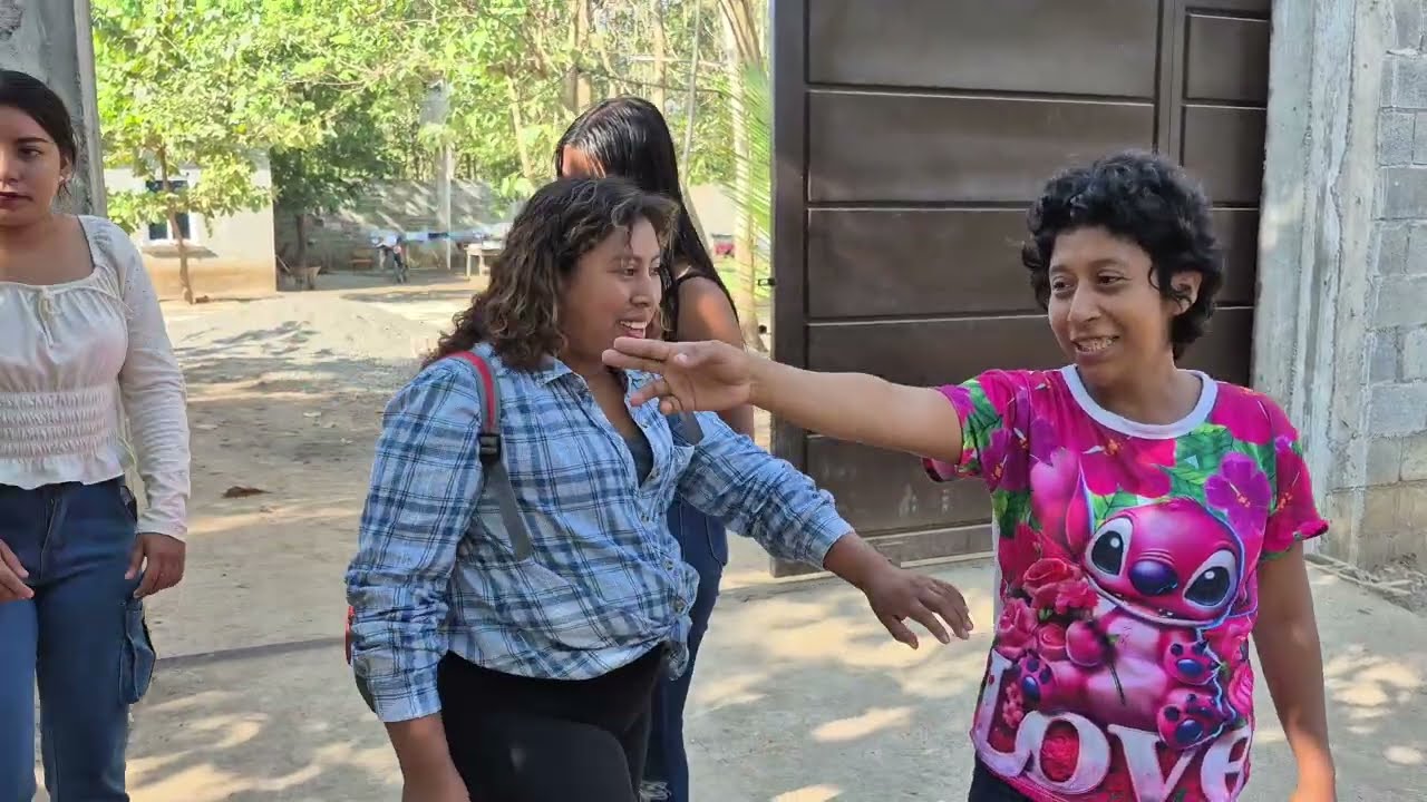 DOÑA VICKY llego con chvp0nes en el cuello el MEXICANO se mo hizo