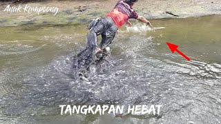 ORANG INI MENANGKAP APAPUN DI DALAM AIR DENGAN SKILL HEBAT...!