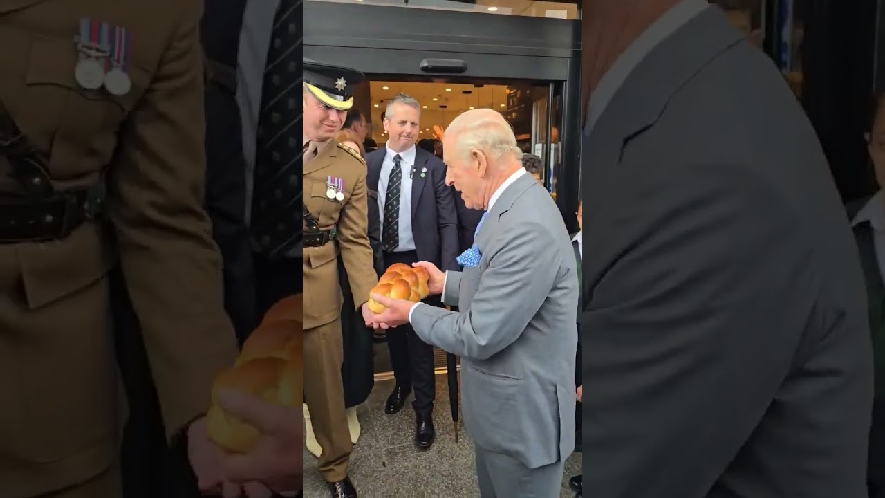 King Charles gets a Challah for Shabbos