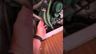 Flushing the sea water cooling loop of a yacht engine that is not running