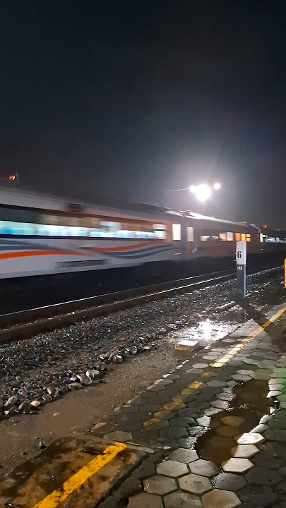 KA Brawijaya melintas di Stasiun Larangan