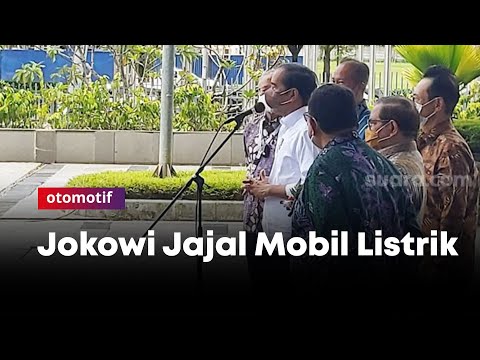 Kunjungi GIIAS, Jokowi Jajal Mobil Listrik