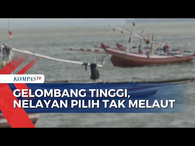 Gelombang Setinggi 4 Meter di Perairan Bengkulu, Nelayan Sudah 4 Hari Tak Melaut class=