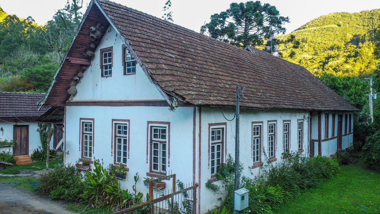ELE E A IRMÃ DE 88 ANOS MORAM SOZINHOS NESTE IMENSO CASARÃO CHEIO DE COISAS ANTIGAS DENTRO!