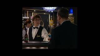 SVT. Rederiet. Joker serverar statisten Hans en löjlig paraply drink i baren på fartyget Freja.