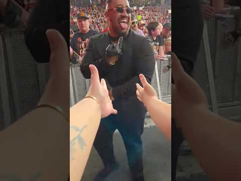 #solosikoa flipping a bird on the fans #laknight #wwe #wweraw #wrestling #youtubeshorts #wwefan