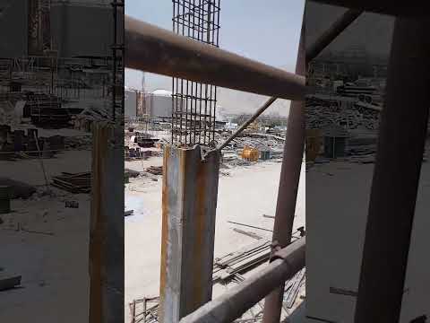 درهوای بسیار گرم درمیان انبوهی از اهن الات ب هرسختی میگذرد