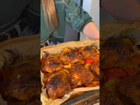 Udka pieczone z ziemniakami cebulą oraz papryką w pysznej marynacie 😁