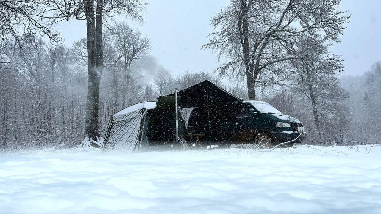 Wintercamping. Aus Schnee gefertigter Überlebensschutz...