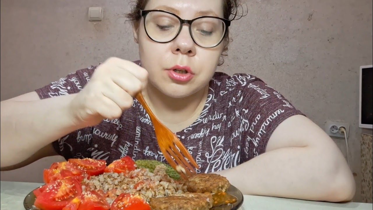 Мукбанг Гречка с Котлетами/Инна Судакова и ее чокнутая хейтерша - YouTube