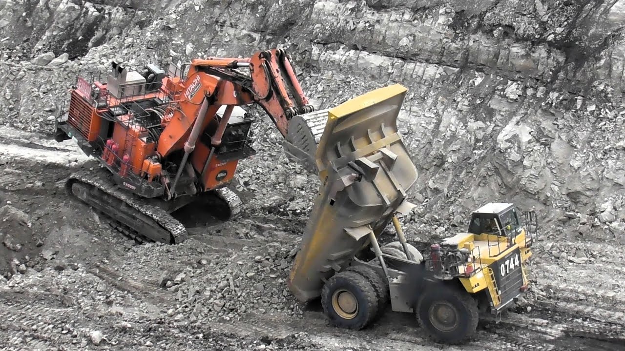Hitachi EX2600 Excavator Teaming Up with Komatsu HD785 & CAT 777 Dump Trucks