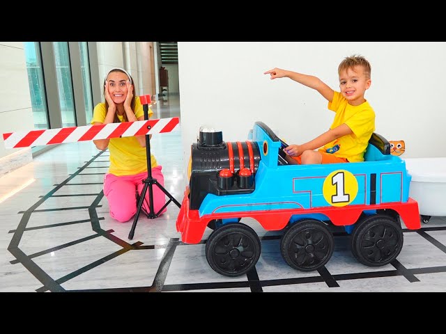 Vlad dan Niki bermain dengan Kereta mainan dan cerita lainnya bersama Baby Chris class=