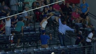 Fan makes barehanded grab on foul ball