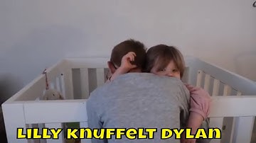 Lilly knuffelt Dylan : Happy Together Familie vloggers