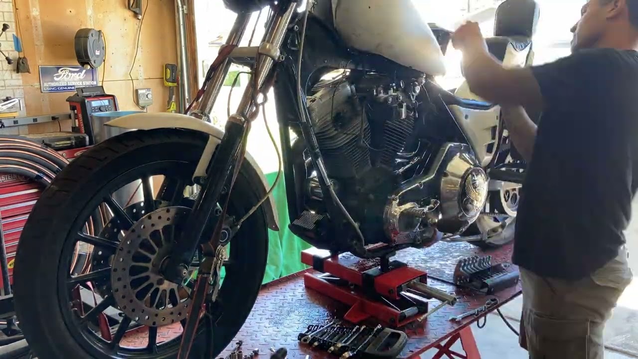 Harley Davidson FXRS Convertible cylinder heads removal. See my