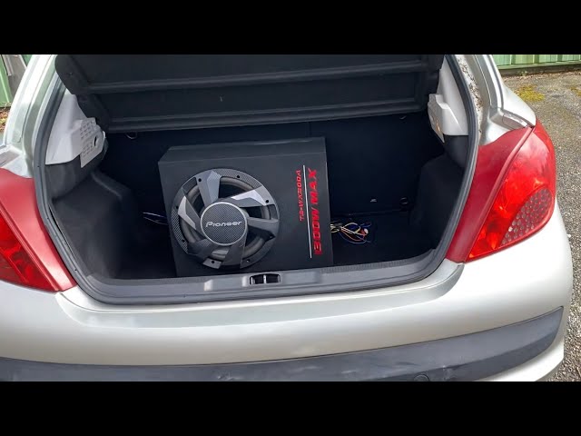 Comment installer un caisson de basse (Pioneer) dans sa voiture (Peugeot  207) 