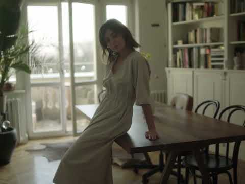 Video: CM5852 Sukienka midi z gumą w pasie - beżowa