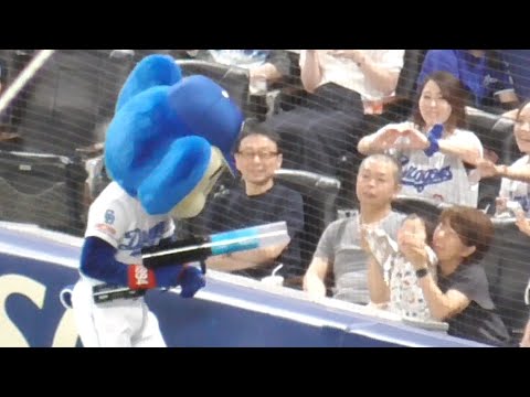 ドアラ　どうしてもちびっ子にバズーカでプレゼントしたい！はたして結果は？？　中日ドラゴンズVS東京ヤクルトスワローズ　2023.6.25