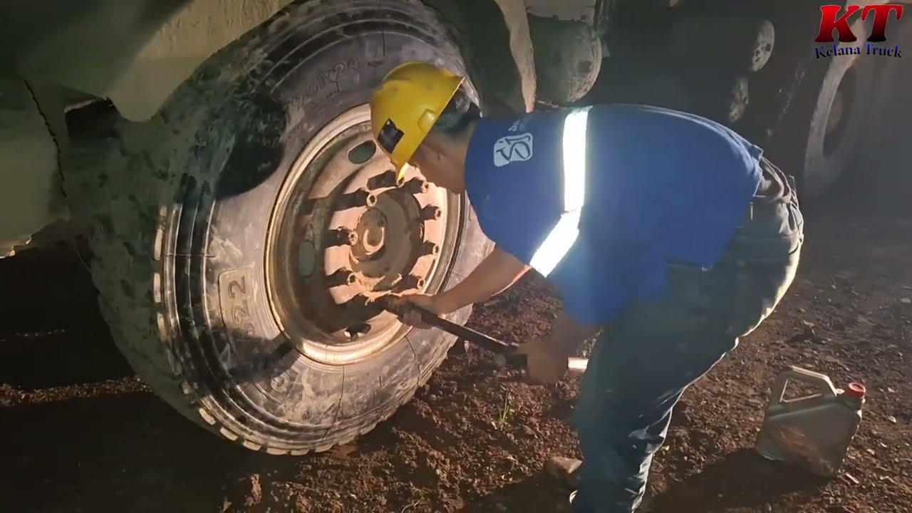 LAGI PROSEH GANTI BAN 1200.R 24 POST 3 LOW  DI KM 80 BERMUATAN 40 TON