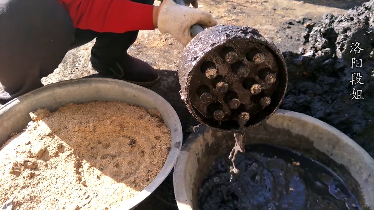 在农村过冬手工打煤球,只要4框煤4框土,打出的煤球耐烧不易碎 - YouTube