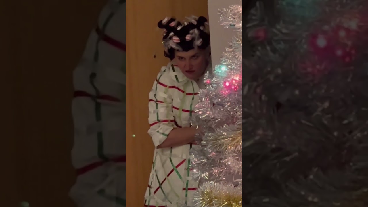 Who knows what cosplay this film is from? 🥰 #christmas #christmasmovie #cosplay #thegrinch #snow