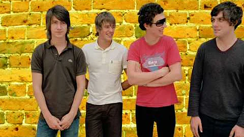 Arctic Monkeys - Old Yellow Bricks