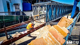 𝗦𝗣𝗔𝗥𝗞𝗦 𝗙𝗟𝗬: Crews Weld New Off-Ramp for Santa Monica Pier Pedestrian Bridge