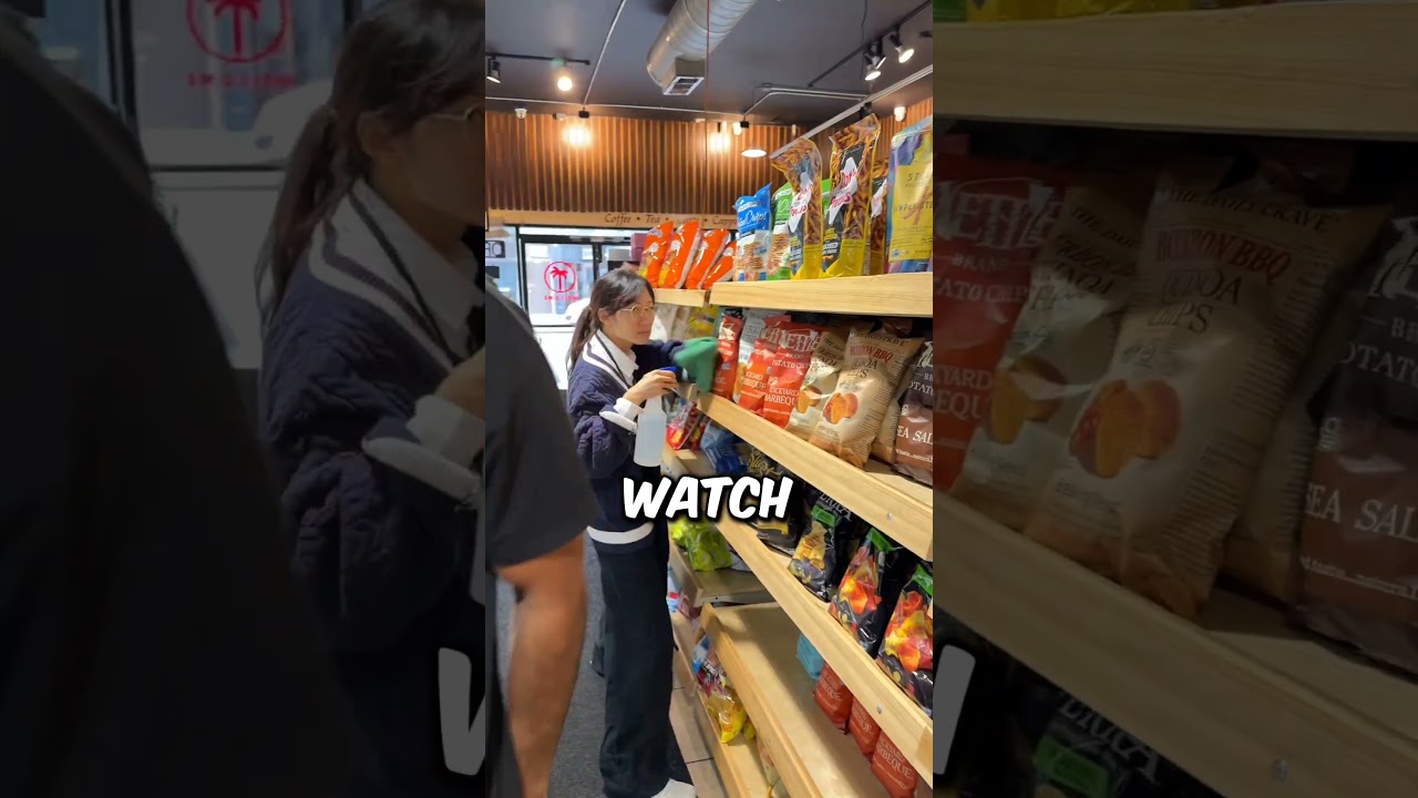 Она следила за каждым его движением… Даже когда «убирала» его 😭🛒