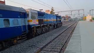 Utsarg Express cruising through Mainline of DALIGANJ JUNCTION towards Lucknow City led by IZN WDP4D.