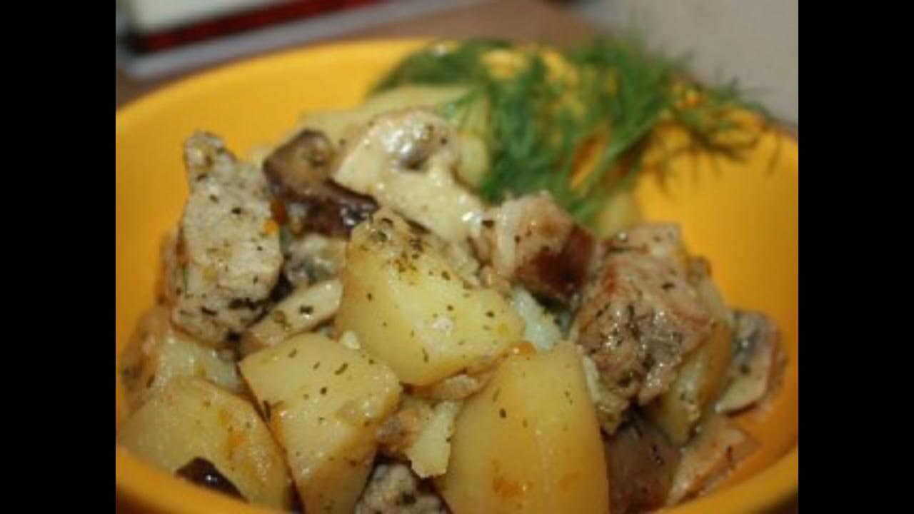 Картофель с мясом куры. Тушеная молодая картошка с мясом. Картошка с грибами в мультиварке. Курица с картошкой и грибами в мультиварке. Тушеная картошка с курицей.