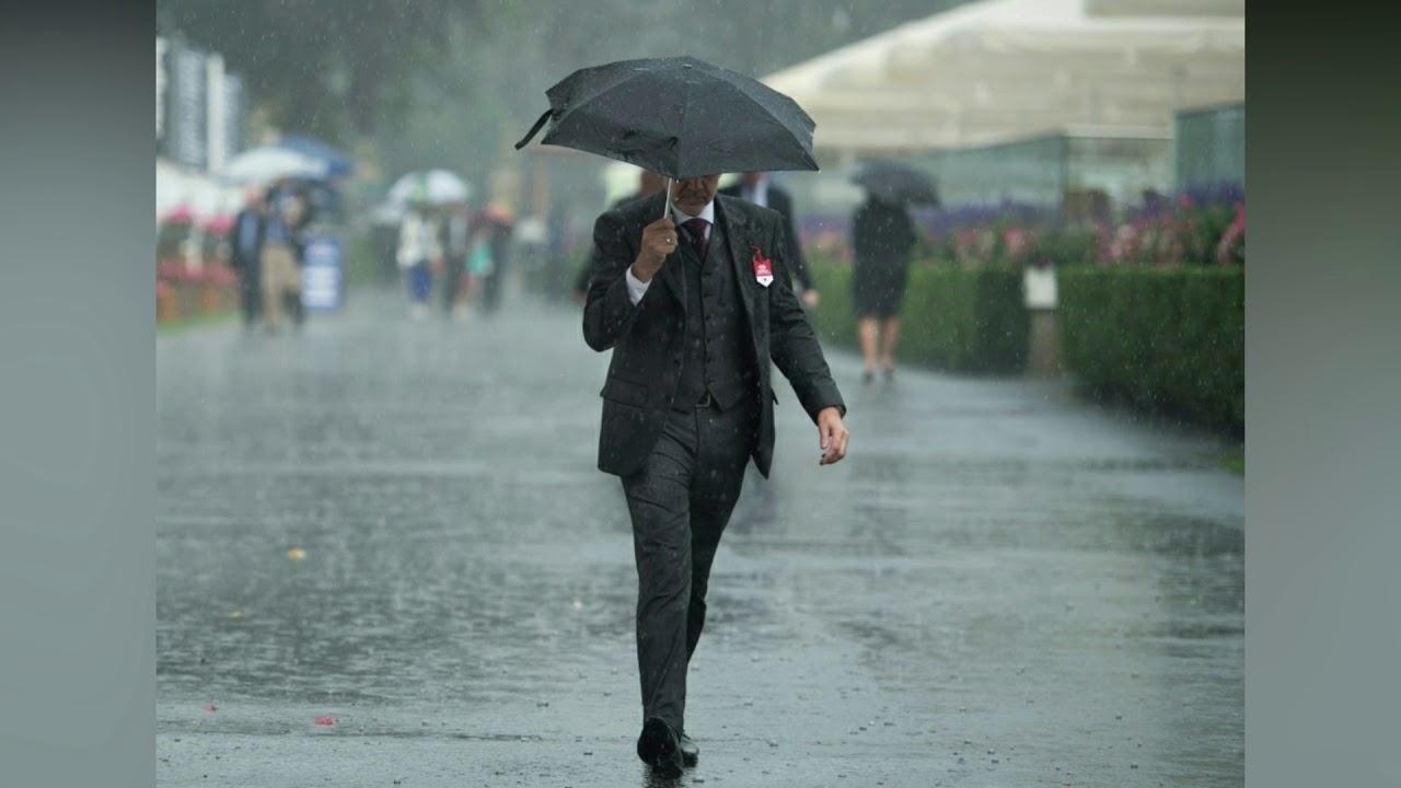 Сегодня какая погода дождь есть. Англичанин идущий под дождем. Rainy weather дождь. Человек в пасмурную погоду. Воскресенье дождь.