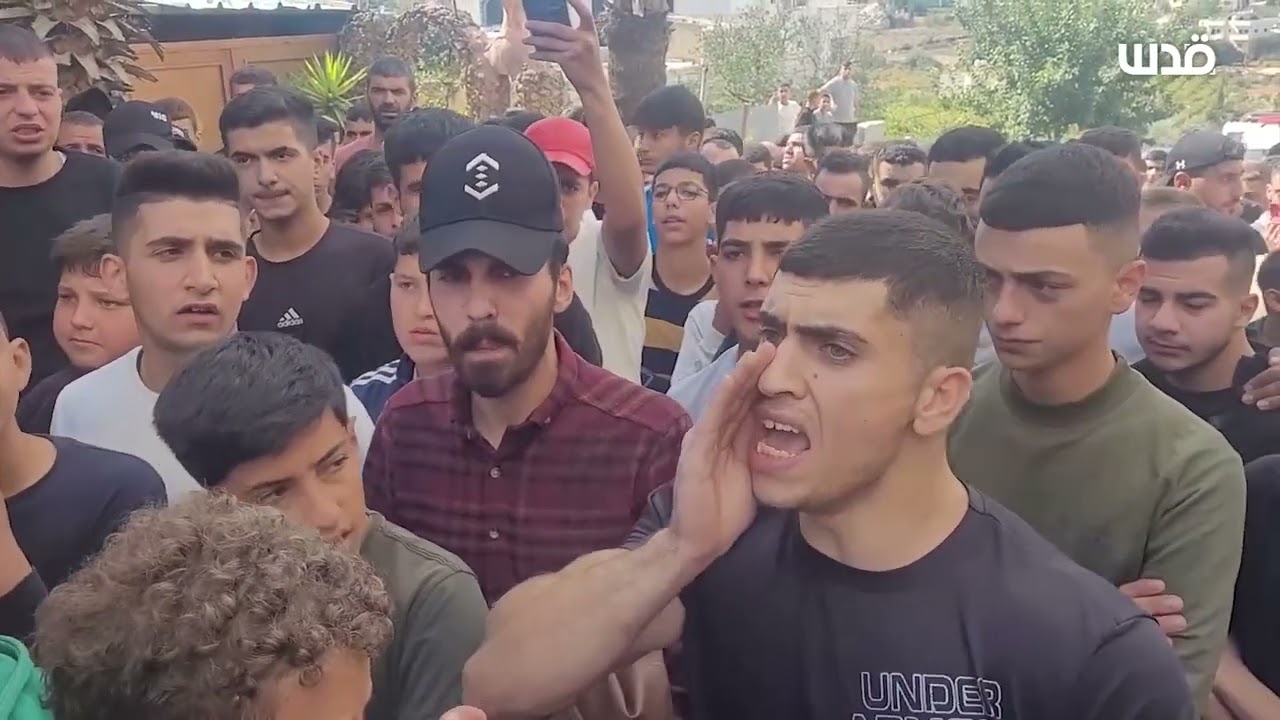 فلسطينيون يشيعون جثمان محمد نضال ملحم  الذي استشهد برصاص قوات الاحتلال، في حلحول بمحافظة الخليل.