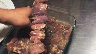 طريقة عمل كبد وقلوب الفراخ المشوية/grilled chicken livers &heart/ للشيف ايمن حسن.