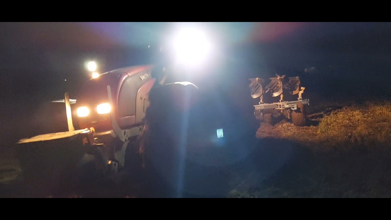 Valtra n121 beim Pflügen mit 5 schar