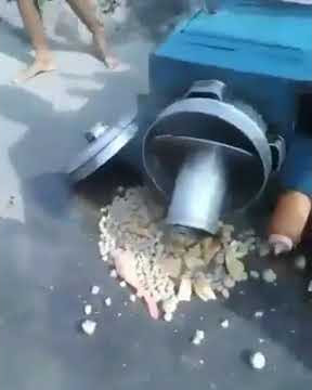 Bukan hanya Rossi yg bisa jumping,bakul pentol pun lebih hebat