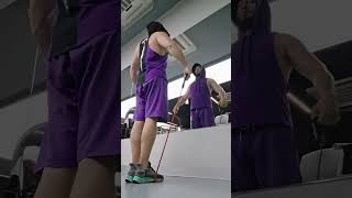 Качаем плечи резиной. #motivation #sports #спорт