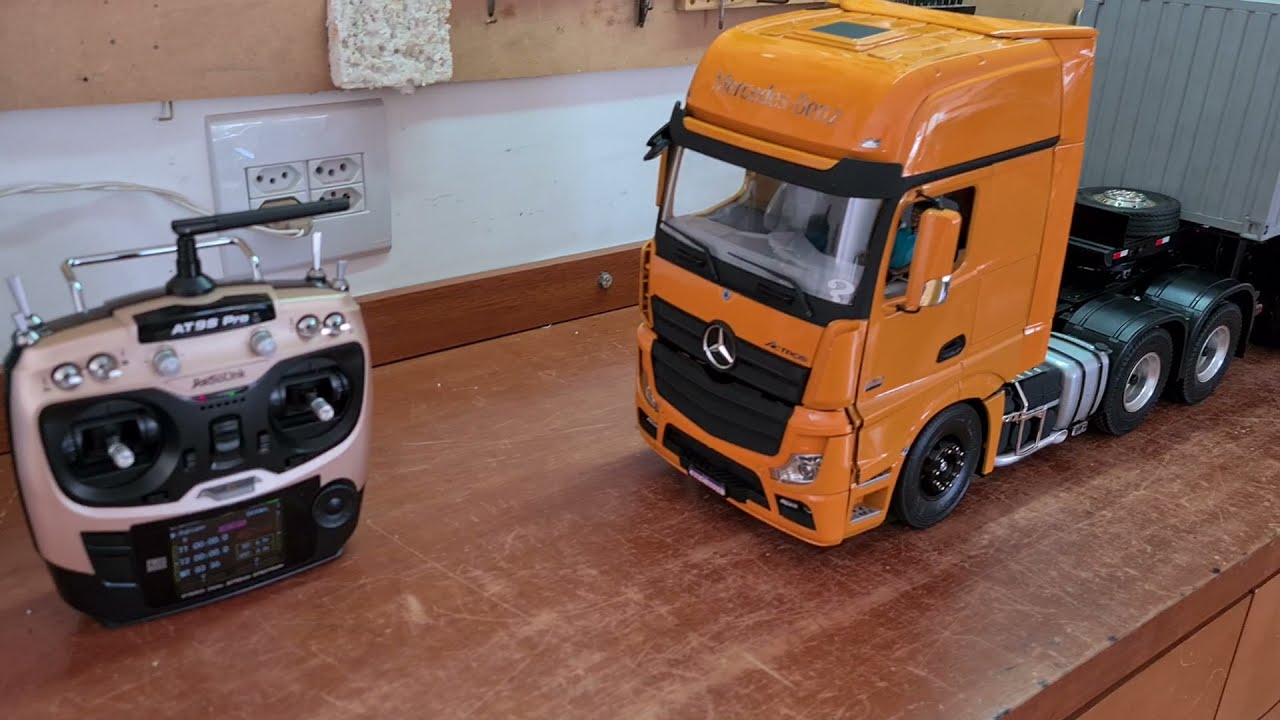 Brinquedo - Miniatura Caminhão Mercedes c/ Controle Remoto, Alfema