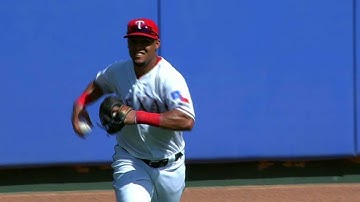 CLE@TEX: Gomez tracks a fly ball to escape a jam