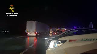 Escolta de la Guardia Civil a un convoy de 100 camiones