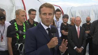 Arc de Triomphe empaqueté: Macron salue 