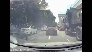 Myvi tiba2 tukar lorong mengejut dilanggar lori.😨