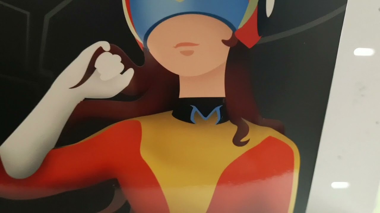 Unboxing figurine Maria Fleed