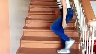 Мужик трахает яркую подружку на лестнице
