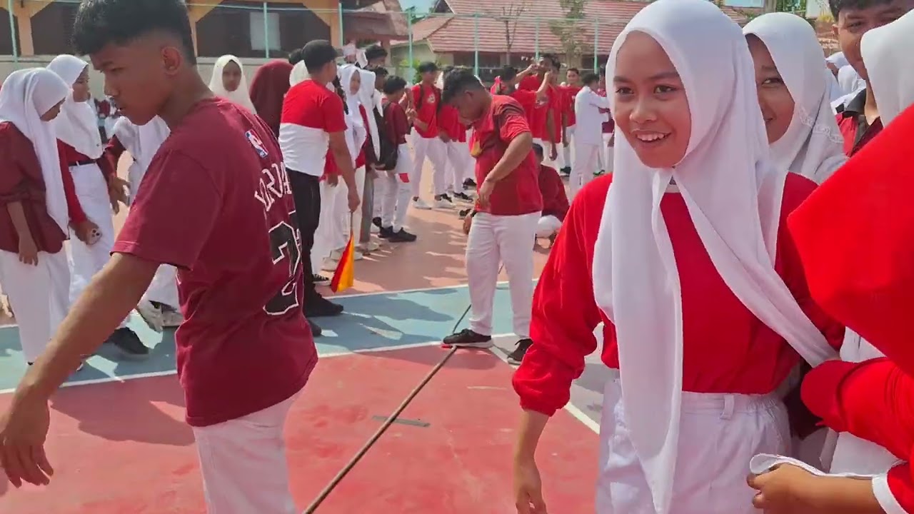 XI.7 ikut lomba tarik tambang bagian laki-laki